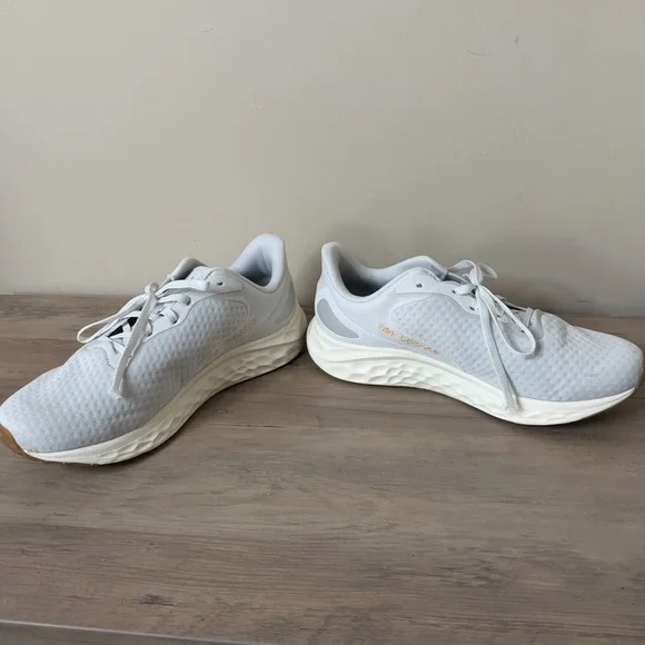 New Balance NWOT Arishi V4 Running Shoes Light Gray and White Size 9.5 - Picture 7 of 10